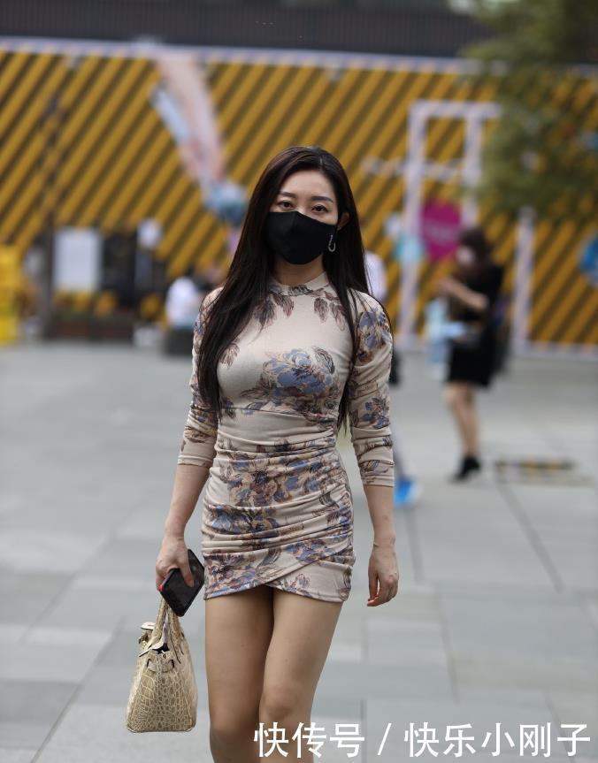 可爱|宛如一朵含苞待放的牡丹花，美而不妖，真是个性感可爱的小姐姐
