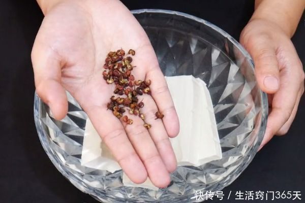 水浸泡豆腐|豆腐放一天就变酸？只需要准备“一碗水”，放10天依旧新鲜嫩滑