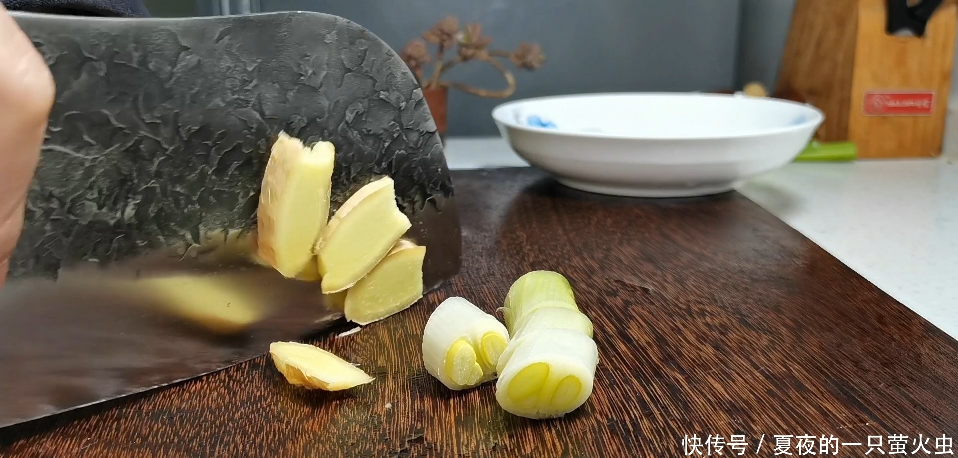 红烧鸡块最好吃的做法,学会这一招,色泽红亮,鸡肉鲜香又入味