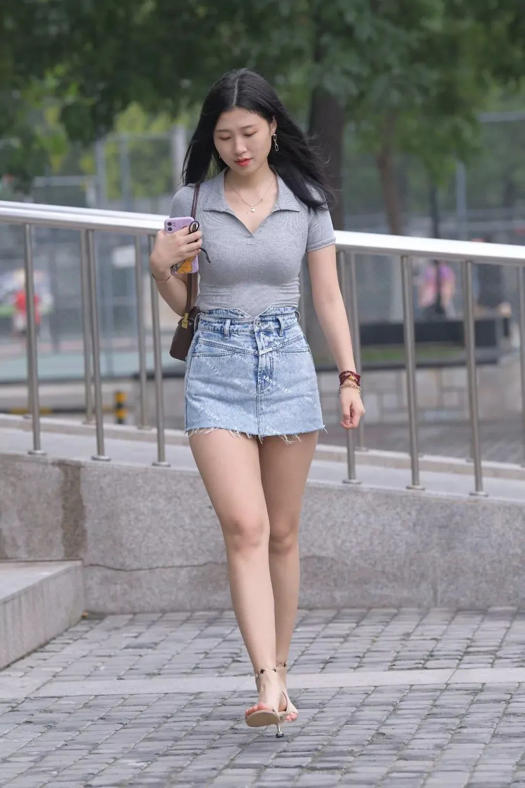 绒裤 牛仔裙高跟鞋,搭配灰色T恤,时尚减龄