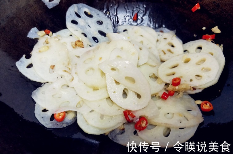 莲藕焯水容易变色教您一招，焯水时多做“1步”，莲藕白白净净