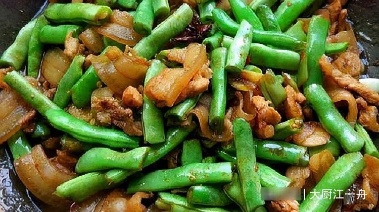豆角|炒豆角时,先放油就错了,教你饭店做法,豆角翠绿爽口不发黑