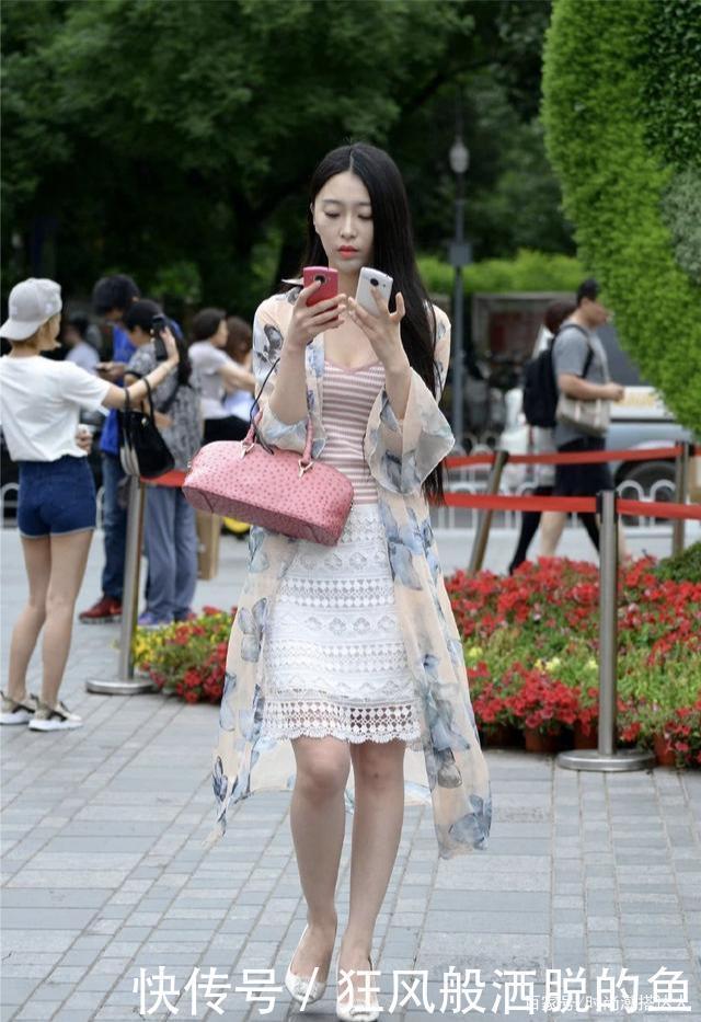 优雅|秋天穿一条薄纱长衫,清凉优雅,搭配尖头细跟鞋更显精致