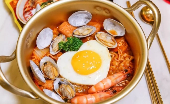 煮泡面时,先放料包还是面饼顺序做不对,难怪油水大还不好吃