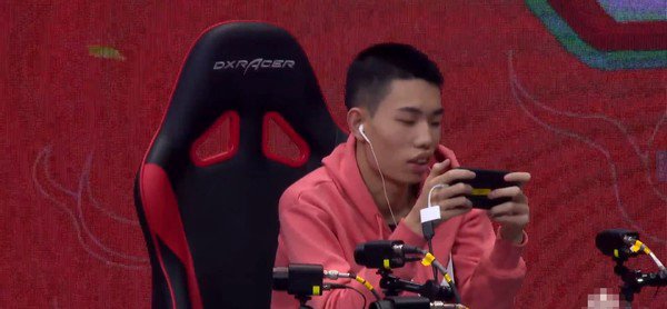 鲨鱼参加光子春晚,与小鹿穿情侣装亮相,粉丝调侃:负心汉