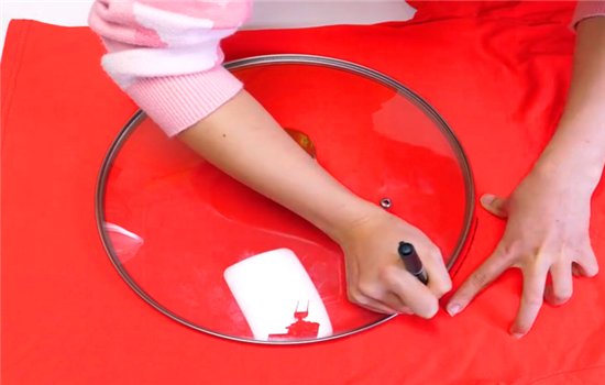 旧衣服不要扔，把锅盖放在上面简单缝一缝，客人来了抢着用