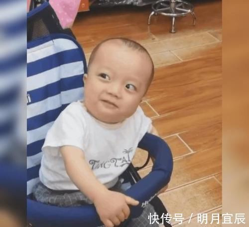 霸气侧漏|“霸气侧漏”的一岁萌娃因仪态走红网络,网友:谢广坤的迷你版!