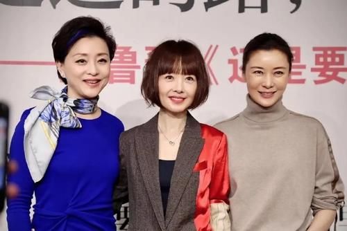 52岁杨澜打扮真时髦，穿蓝色长裙身材没发福，扎丝巾满是贵妇感