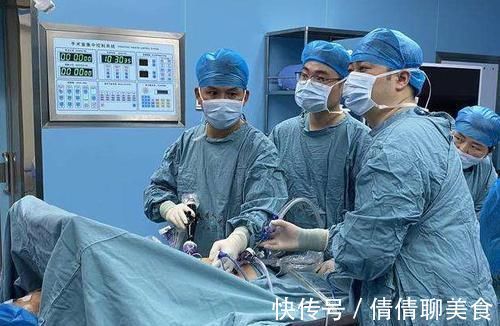 肠道|35男子便秘10年，查出肠癌，3种食物尽早忌口，容易伤肠道