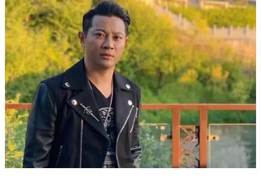 内娱“四大歌王”之一，参加选秀却被后辈淘汰，自认没错当场发飙