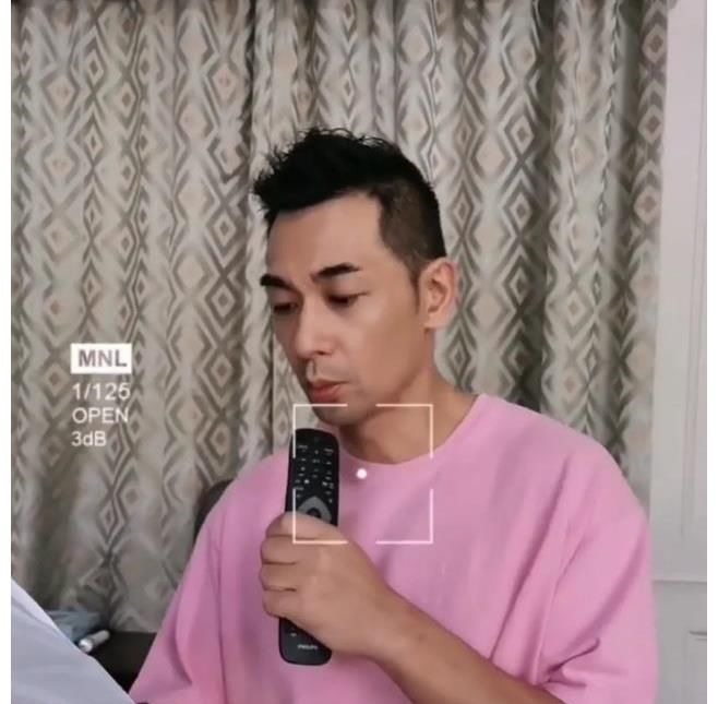 男明星做飯被發(fā)現(xiàn)鍋里空蕩蕩,表現(xiàn)很敷衍連假裝炒菜也懶得假裝