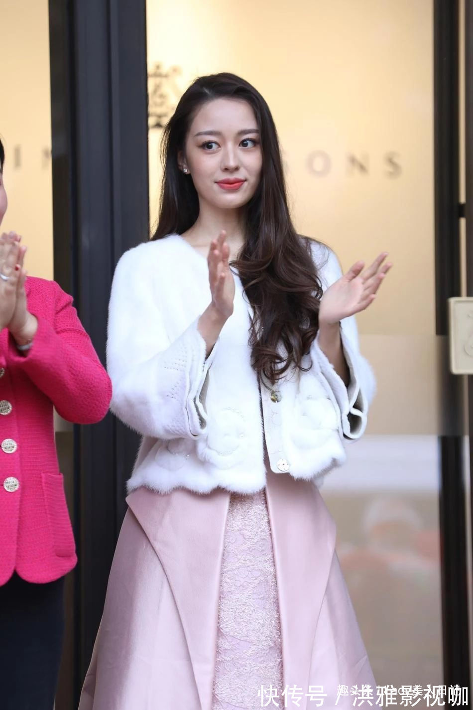 钢琴演奏|吉娜频繁现身活动为未来铺垫穿一字肩长裙气质若仙,像漫画公主