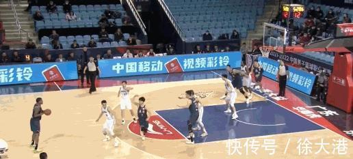 防守|外援跑错战术后,徐杰连做两个手势指挥外援传球破掉对方防守阵型