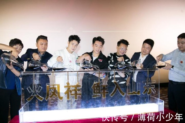 你說巧不巧？鄭愷火鍋店遭投資商拉橫幅維權(quán)，鄭愷當(dāng)天就退股