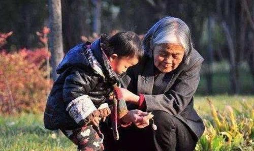 隔辈亲|奶奶坚持那样给孩子吃饭,终把孩子喂“残了”,医生怒斥太无知