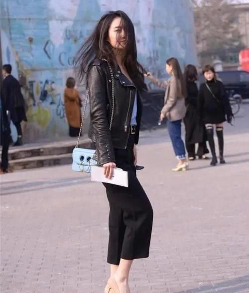 螓首蛾眉，巧笑嫣然，黑色机车皮衣配七分裤的穿搭，彰显个性