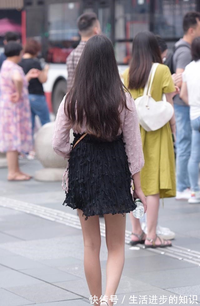 半身裙 连衣裙的设计,展示出都市丽人的形象,穿出个性的时尚感!