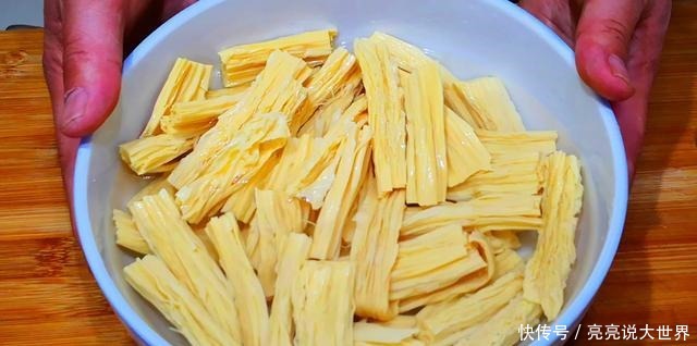 泡腐竹时,最忌直接丢在水里就泡,教你一招,又快又筋道还不夹生