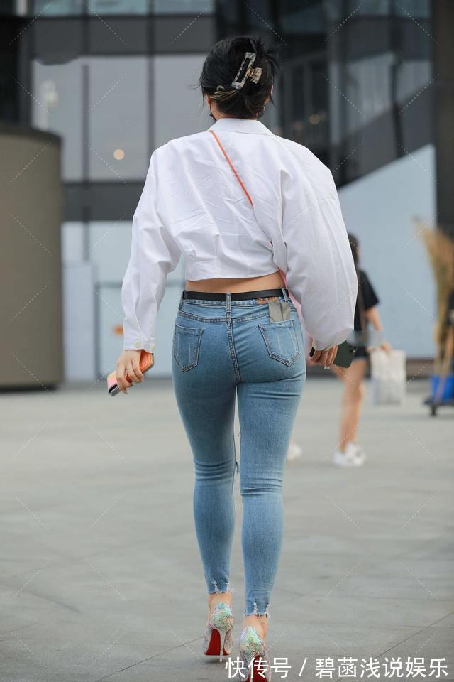 穿搭 白色短款衬衣搭配蓝色破洞牛仔裤,清新时尚,还不失知性美感