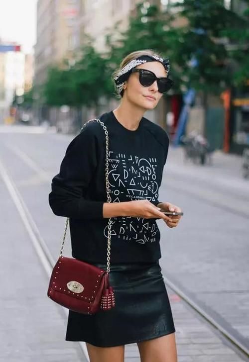 开春穿什么，卫衣+半身裙=时尚穿搭，这样搭配显瘦又显高