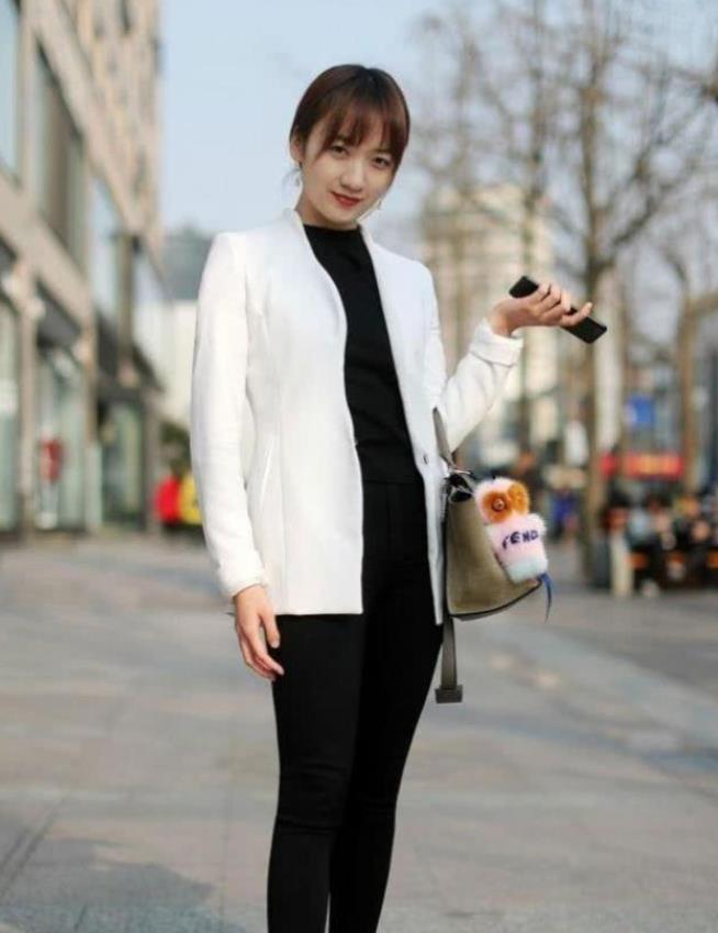 紧身|街拍小姐姐上衣白色的一字肩紧身针织衫搭配牛仔短裤,美极了