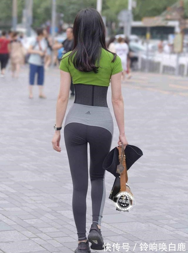 下半身 简单装扮的打底裤显得干净挺阔,清爽优雅一步到位,透人心脾