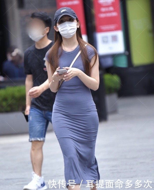 把天蓝色穿出高级感,裹身裙搭配帽子,看着神秘又有休闲感