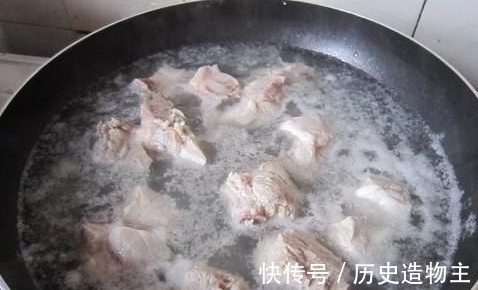 大厨|为何排骨焯水后又腥又柴？大厨：用错水，就别怪排骨难吃不入味！
