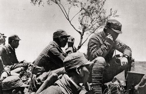 当年|当年八路军缴获了那么多钢盔,战时为啥很少戴?其实都怪导演!