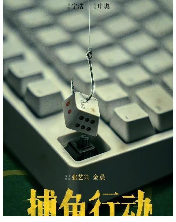 张艺兴|张艺兴新片路透曝光,与王传君同框引期待,戴眼镜被赞像大学生