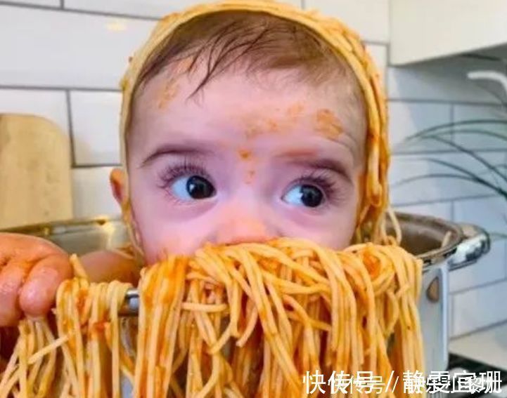 酱料|妈妈将6个月孩子放进锅里,用意面和酱料拌了,被斥:不负责任