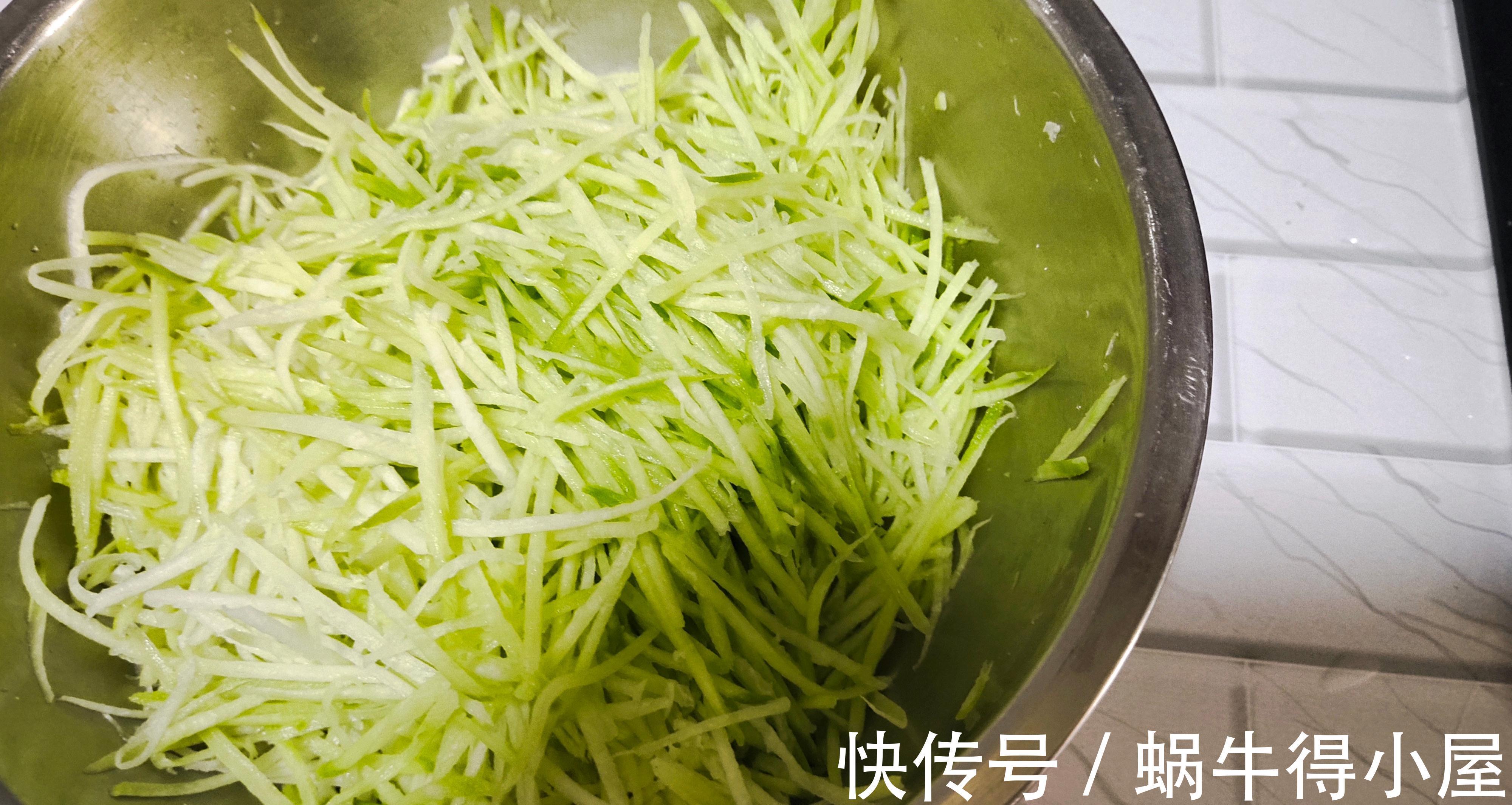 早餐别吃油条了，一根萝卜加3个鸡蛋做成馅饼，皮薄馅多，好吃