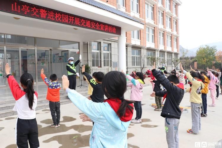 学生们|山亭交警走进东江湖小学开展交通安全宣讲活动