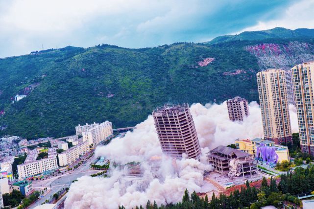场面|云南昆明十五栋烂尾楼成功爆破 现场尘土飞扬场面壮观
