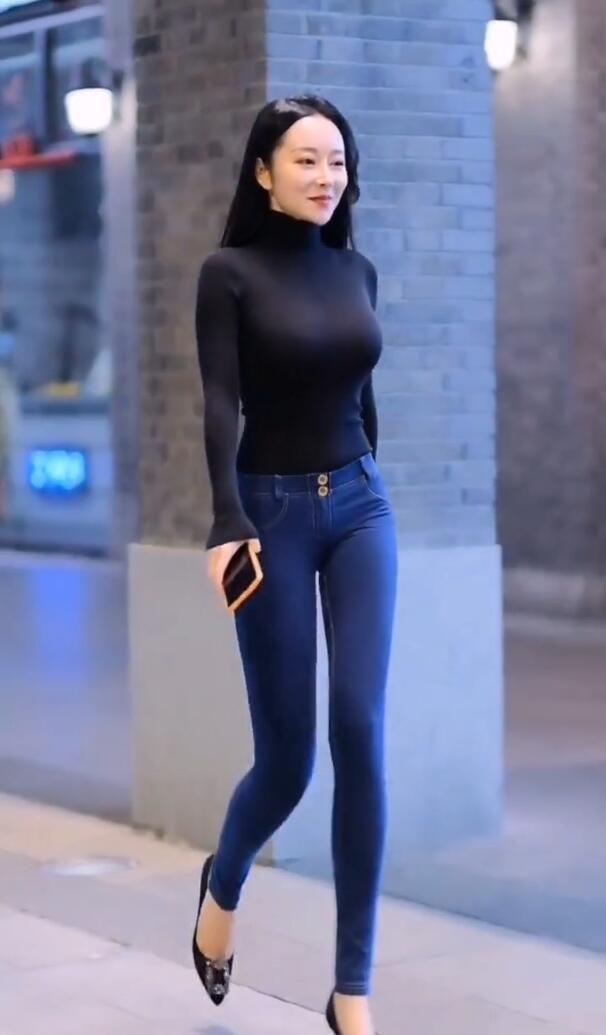 美女黑色T恤搭蓝色牛仔裤,却有着一种与路人不同的美