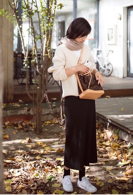 半身裙 又被“小黑裙”惊艳到,冬天这样搭美得优雅,提升气质又减龄!