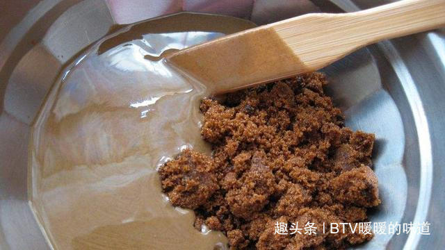 家里有面粉就能做,千层麻酱红糖饼来了!钙含量是牛奶的4倍