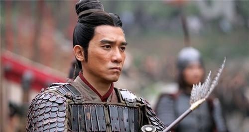 诸葛亮|曹操为何宁肯射光10万支箭,也不愿在箭上点火?专家:点火就输了