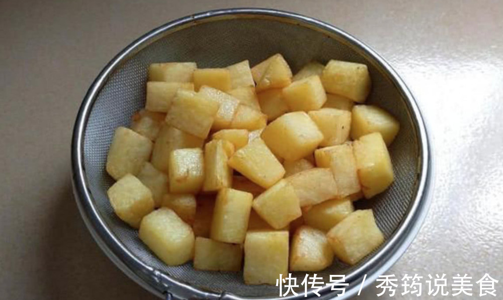 下面这种方法是土豆最好吃的一种做法,以后别只想着炒土豆丝了