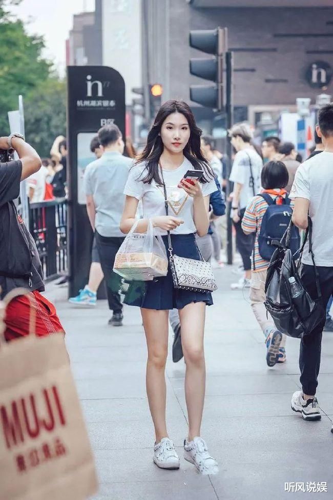 美女穿搭：秀腿的穿搭才是当夏时髦的表现，时尚又青春