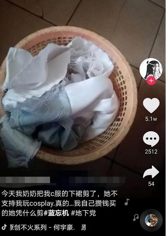 高达|二次元招谁了？男孩高达被父亲故意砸坏，网友却称手办就是垃圾