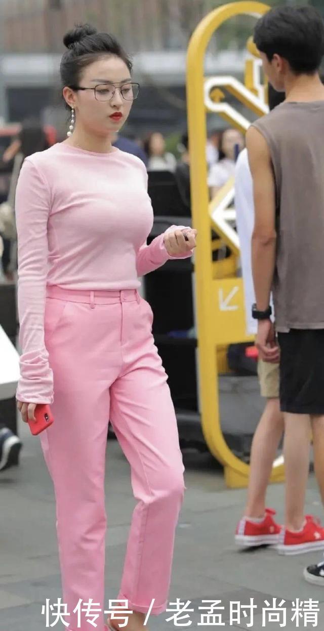 街拍:小个子女生别穿高腰裤了, 粉色打底衫搭配直筒裤, 舒适百搭又大气