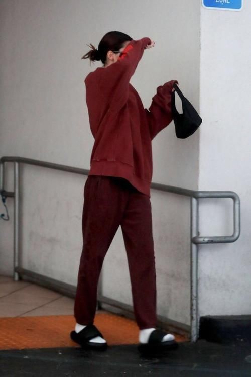 颜色|不管大衣还是羽绒服,女人少买黑色,这五种颜色更高级,时髦减龄