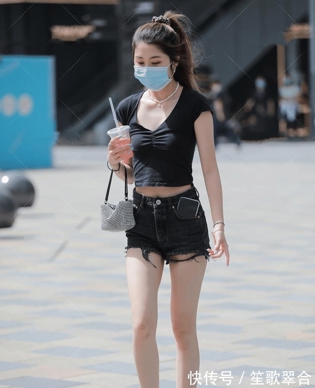 性感 将牛仔裤穿出高级感，精致配饰少不了，温婉时尚性感贵气