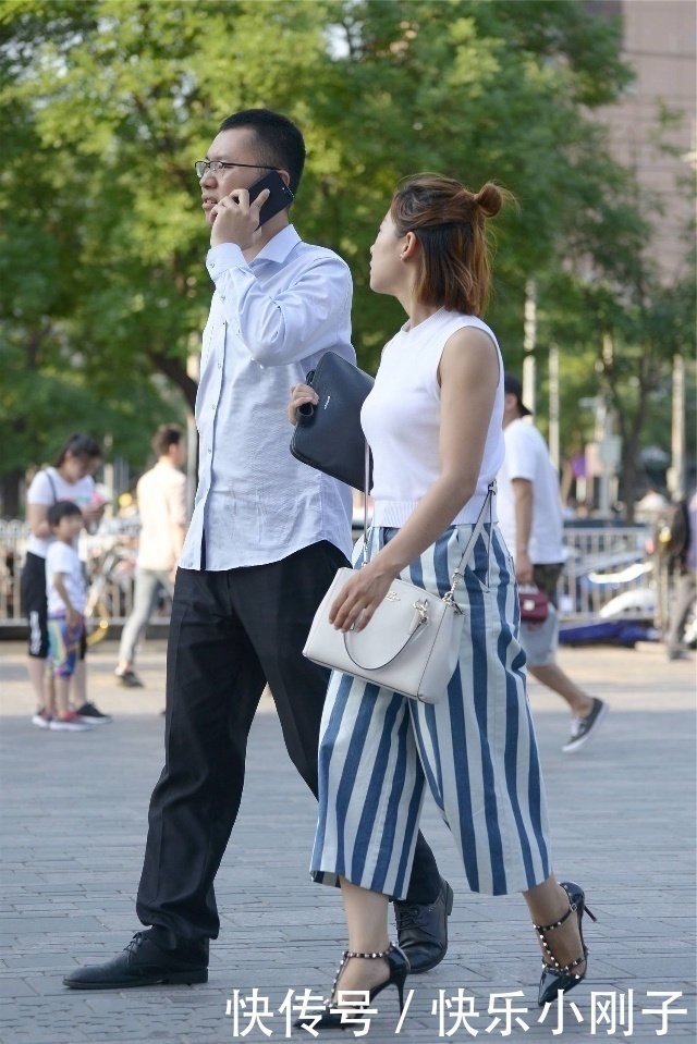 街拍|时尚街拍，在形形色色的穿搭中，有一些女生的搭配格外抢眼