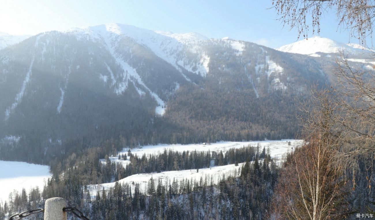 白雪皑皑的冰湖，晨雾弥漫的神仙湾