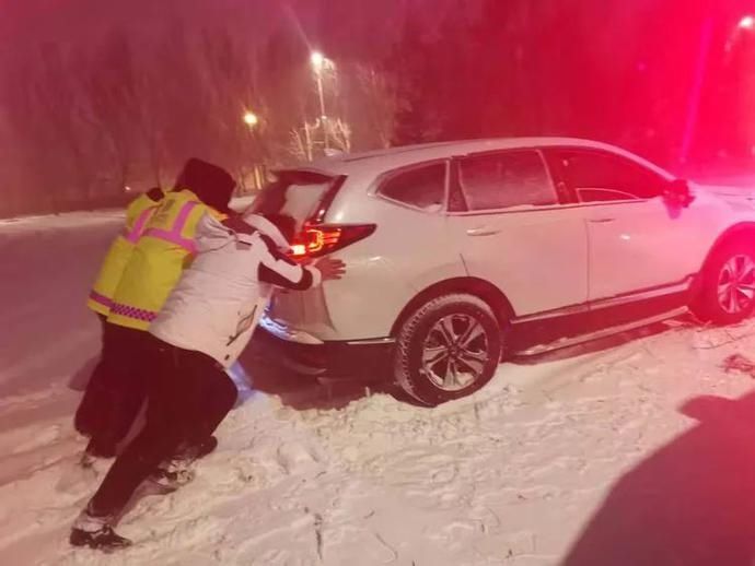 大雪封路 大庆交警护送急症患者就医|交警正能量 | 暴雪