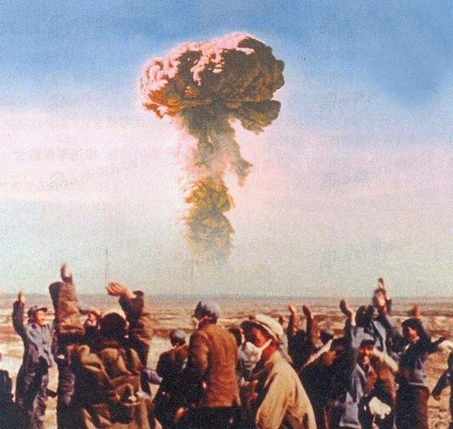 1964年,我国原子弹研制成功,引起了怎样的