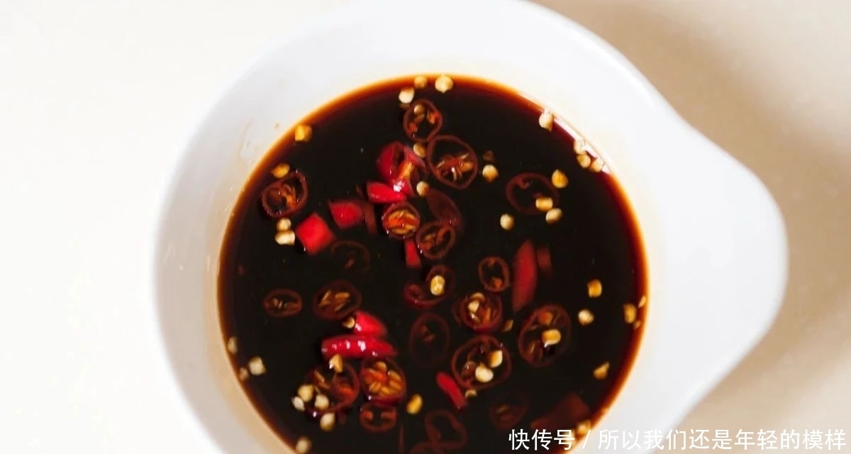 肉质细腻爽滑的手撕鸡,家庭版做法十分简单,味道鲜嫩可口