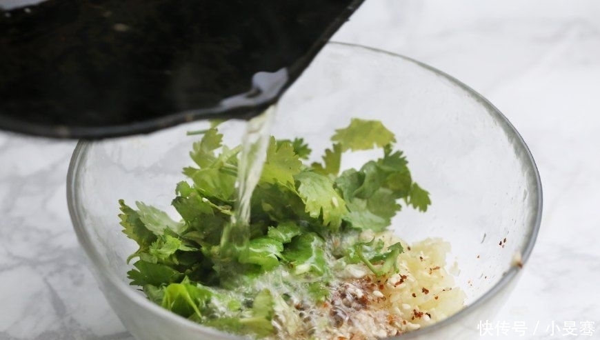 凉拌菜|夏天最爱这道凉拌菜,清脆爽口又下火,花2块钱就能做一大盘